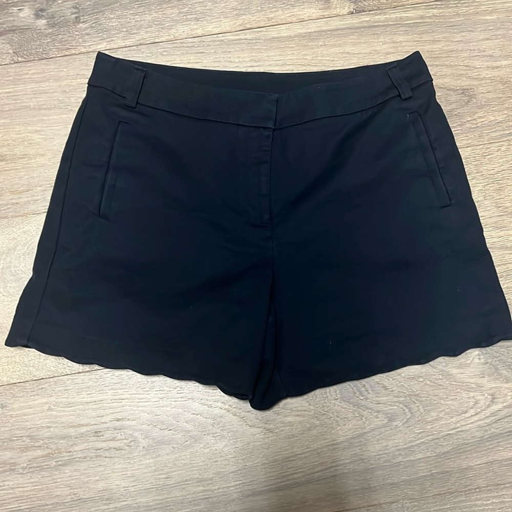 Anne Klein Scalloped Hem Shorts In Navy. Size 8